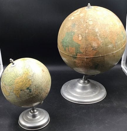 2 globi terrestri della metà del XX secolo con bas