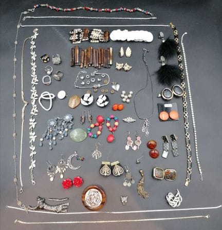 Set di bigiotteria composto da anelli, collane, or