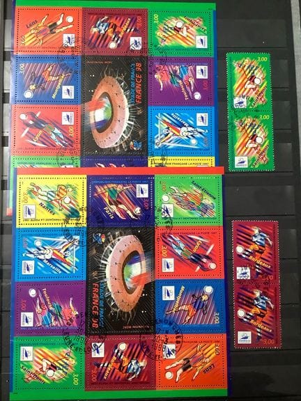 Un album de timbres premiers jour et neuf, moderne