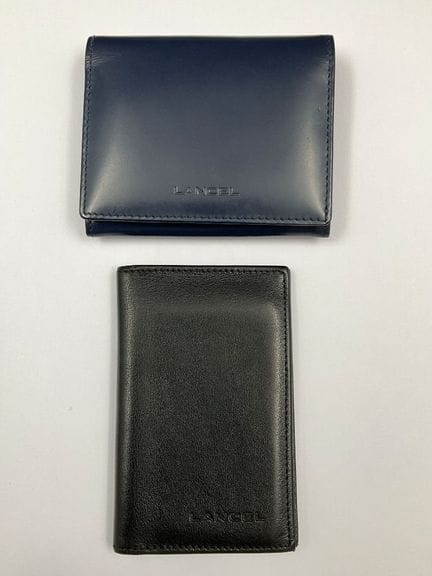 Lancel, un porte carte en cuir noir (7 x 11 cm) et