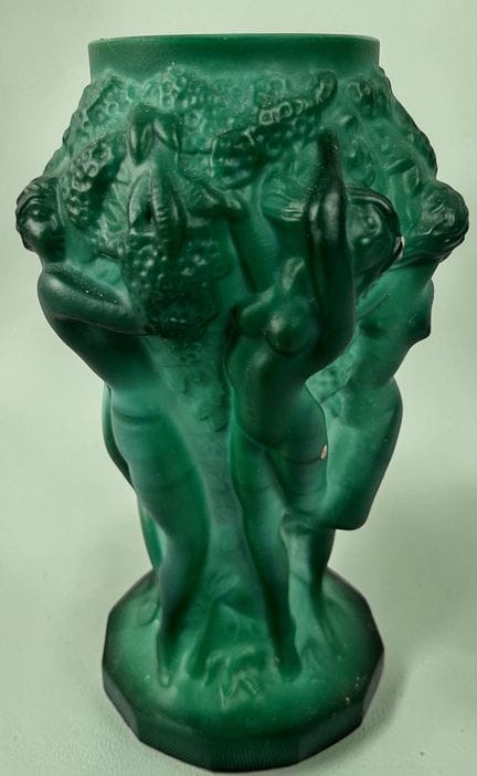 Petit vase à décor de femmes en relief. Vase en pâ