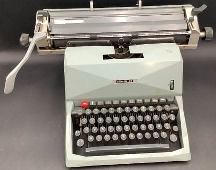 Macchina da scrivere da scrivania del marchio Oliv
