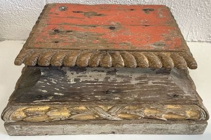 Base, mensola, antico promontorio in legno intagli