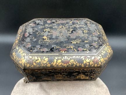 Boîte à couture Chinoise ancienne en bois laqué à 
