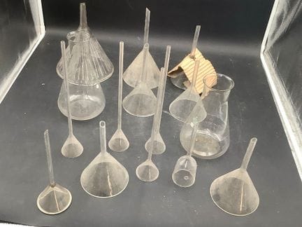 Lot de 2 carafes et entonnoirs en verre de laborat