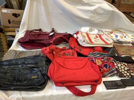 Set di borse, sciarpe, portamonete, guanti ecc…