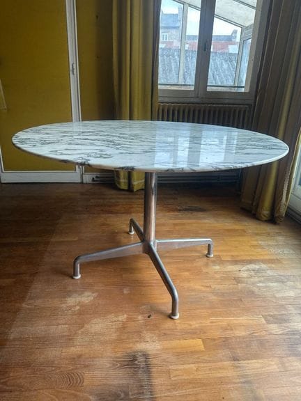 Tavolo rotondo con piano in marmo e base in allumi