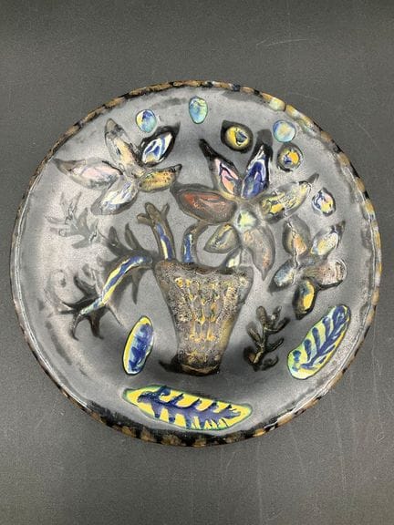 Une assiette de diamètre 25 cm, signé Paul Yvain, 