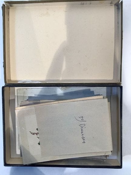 Plus de 40  cartes postales diverses représentant 