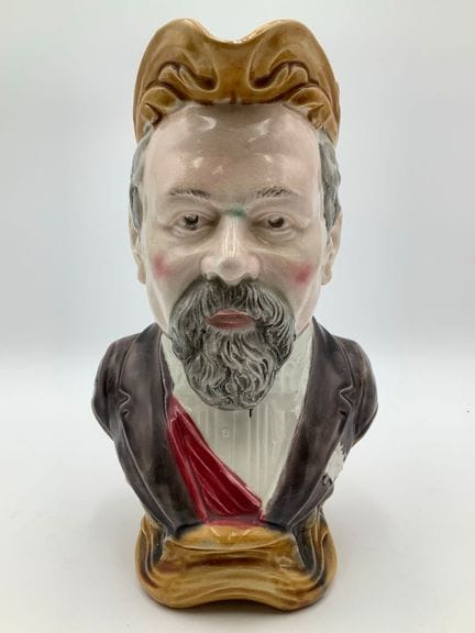 Pichet en barbotine Onnaing buste de Raymond Poinc