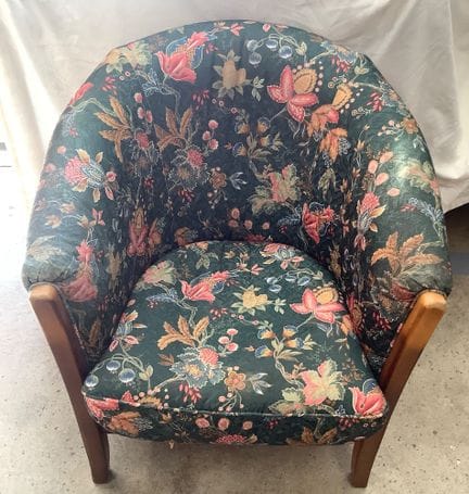 Una poltrona cabriolet, con struttura in legno, ri