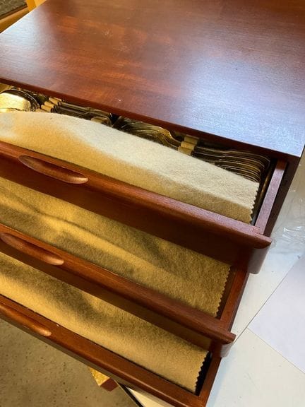 Scatola in legno per posate, in ottime condizioni.