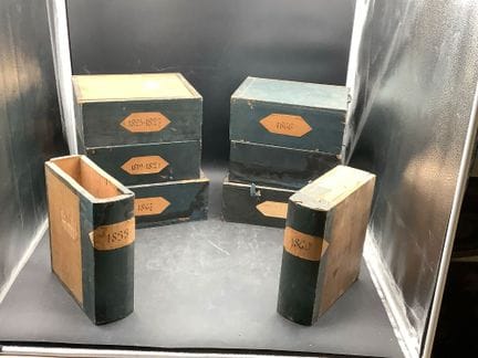 Set composto da 6 scatole per archiviazione e 2 ra
