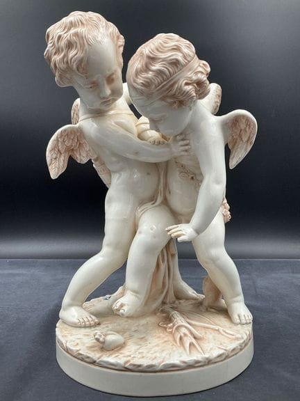 Scultura in ceramica ispirata a Pigalle, raffigura