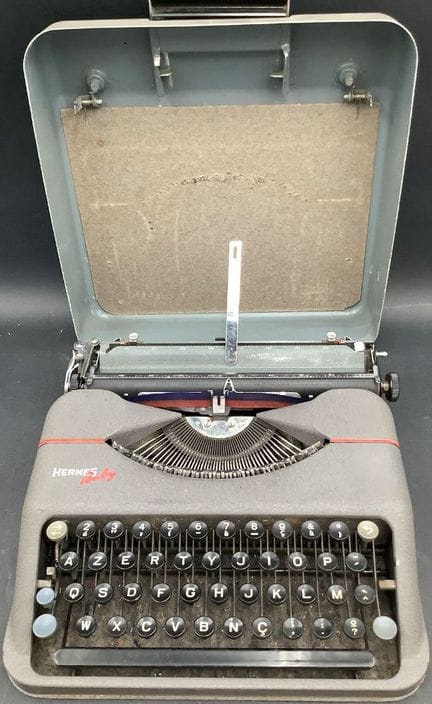 Macchina da scrivere portatile del marchio HERMES,