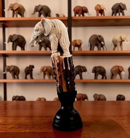 Scultura raffigurante un elefante che barrita. Rea