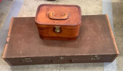 Una vecchia valigia da viaggio in legno con rivest