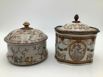 Deux boîtes en faïence décorées, avec couvercles.
