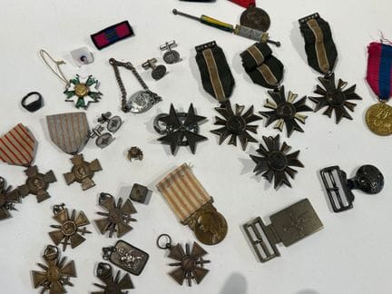 Médailles militaires diverses dont copies, 2 boucl