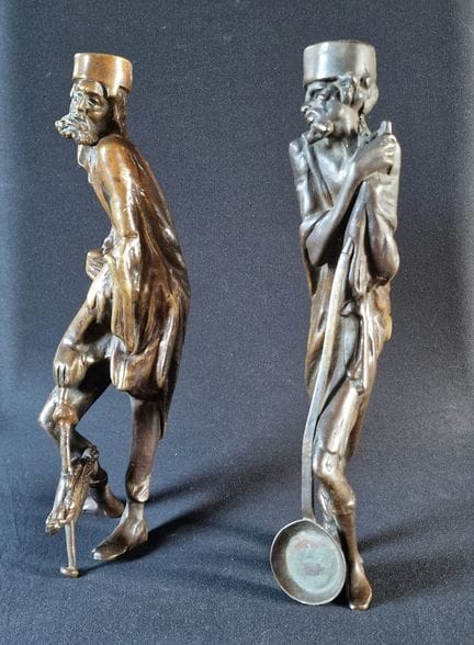 Coppia di candelieri grotteschi in bronzo: uno raf