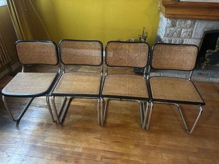 4 sedie impagliate, di cui una con la fascia arrot