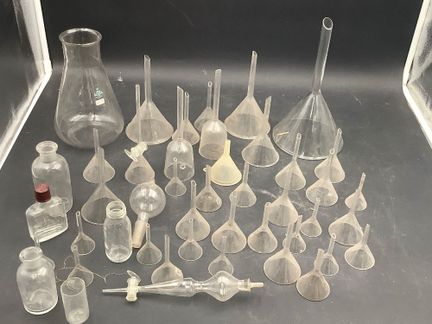 Lot d’entonnoirs en verres de différentes tailles,