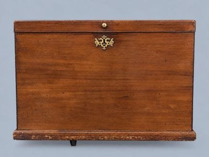 Grande baule antico in legno, di forma rettangolar