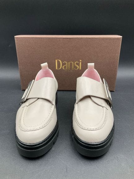 DANSI，皮革，36码，白色/米色。
全新，附原装鞋盒。