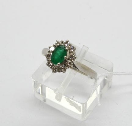 Bague marguerite en platine 950 °/°° sertie d'une 