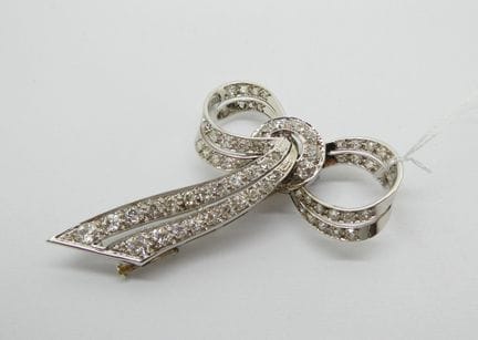 Broche nœud en or gris 18k ornée de 54 diamants. 1