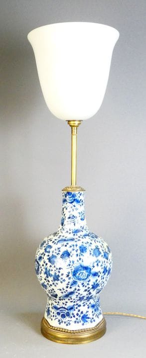 Vaso in maiolica di Delft, con decorazioni floreal