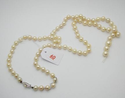 Collier de perles en légère chute (cassé) fermoir 