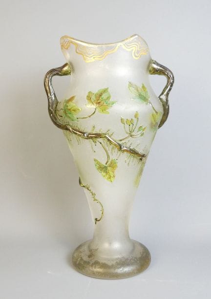 Vase auf einem Sockel aus sandgestrahltem Glas, ve