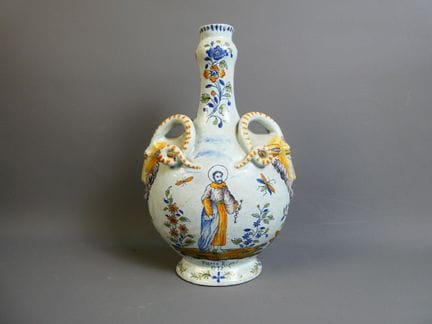 Nevers, brocca con nome di famiglia in maiolica po