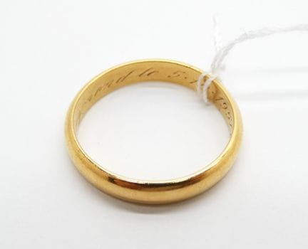 Alliance en or jaune 750 °/°° (18k), intérieur gra