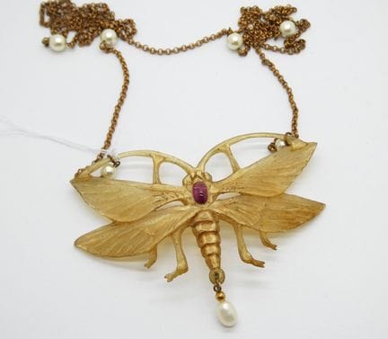 Collier en corne représentant une libellule ornée 