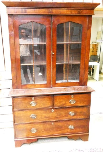 Credenza a due corpi in stile inglese, composta da