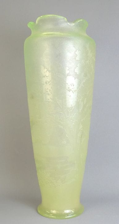 Anonimo, grande vaso in vetro opalescente raffigur