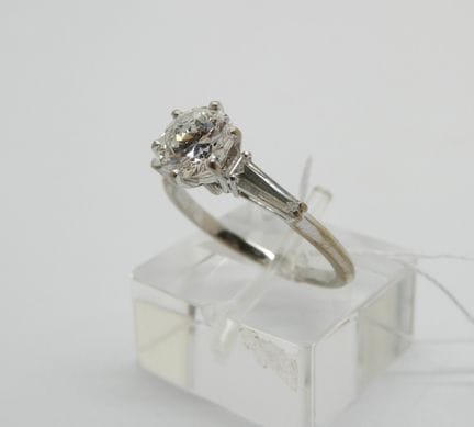 Bague en or gris ornée de deux diamants trapèze et
