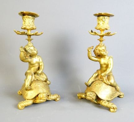 Par de candelabros de bronce dorado que representa