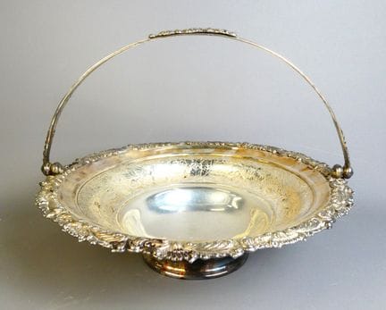 Elegante cestino in metallo argentato, con decoraz