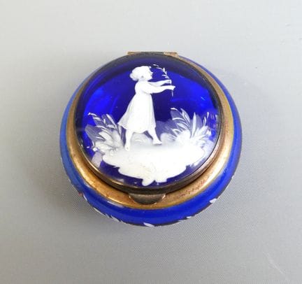 MARY GREGORY. Kleine Schminkdose aus blauem Krista