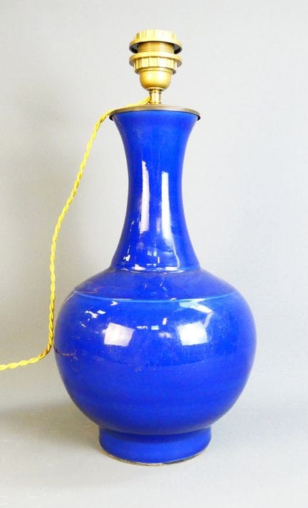 Vaso in ceramica blu marino trasformato in lampada