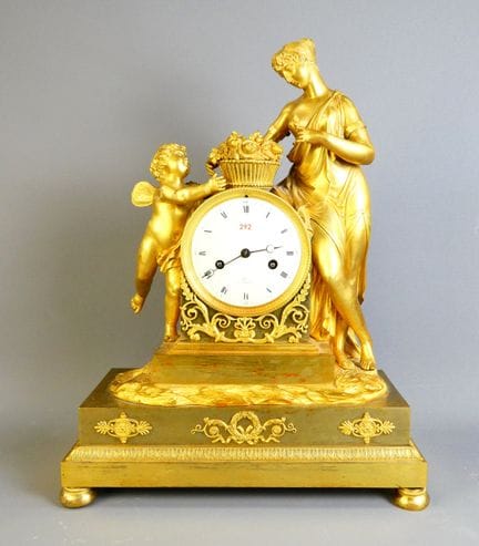 Orologio da tavolo in bronzo dorato con quadrante 