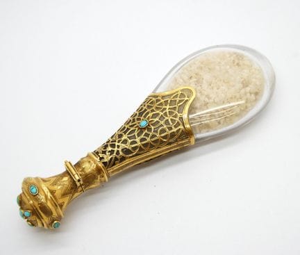 Flacon plat à sels en or jaune 18k de forme ovoïde