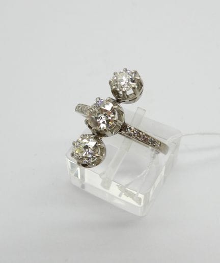 Bague en platine ornée de trois diamants taille an