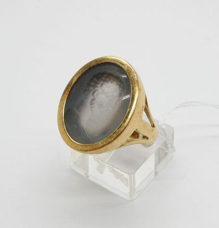 Bague en or jaune 18k ornée d'une belle intaille à