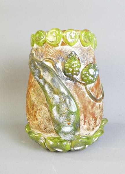 Vase aus Glaspaste mit Cabochons, verziert mit Zwe