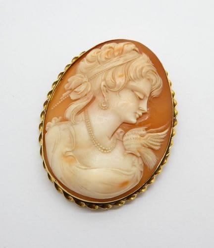 Broche en or jaune ornée d'un camée profil de femm