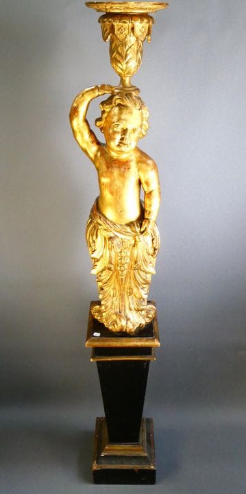 Cherubino in legno dorato che regge un vaso con ma
